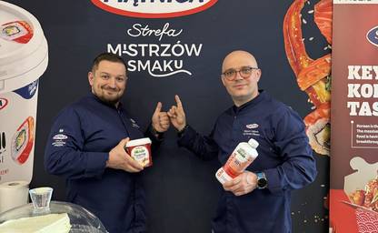 Szef kuchni na stoisku produktowym