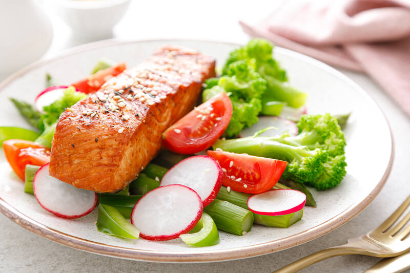 salmon fish fillet grilled and vegetable salad 85VGLAN