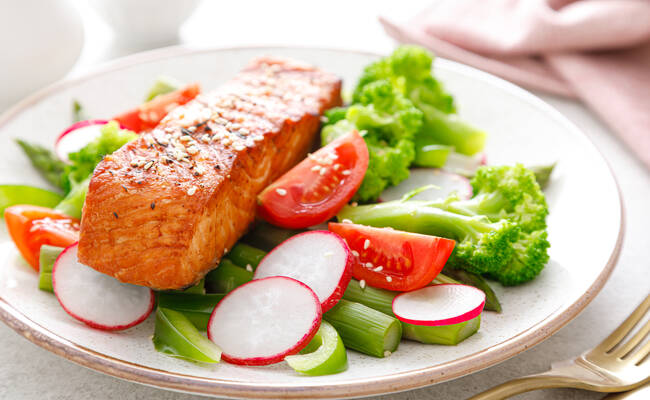 salmon fish fillet grilled and vegetable salad 85VGLAN