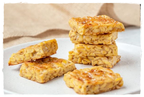 tradycyjnie smażony tempeh, podawany najczęściej z sambalem, lub sosem orzeszkowym deep frying tempeh